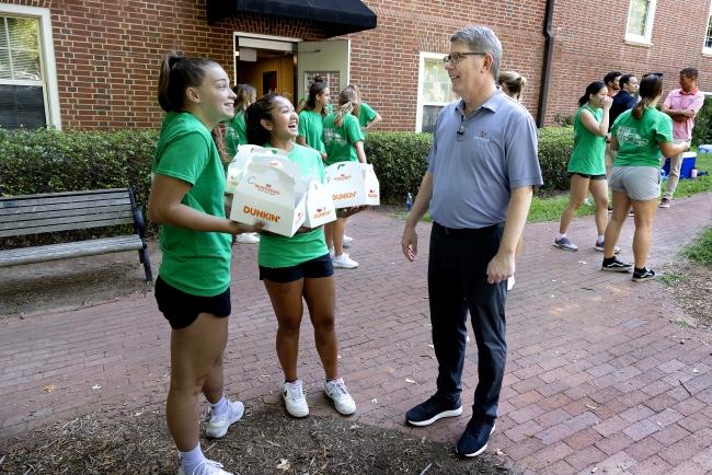 Students and President Hicks at Move-In