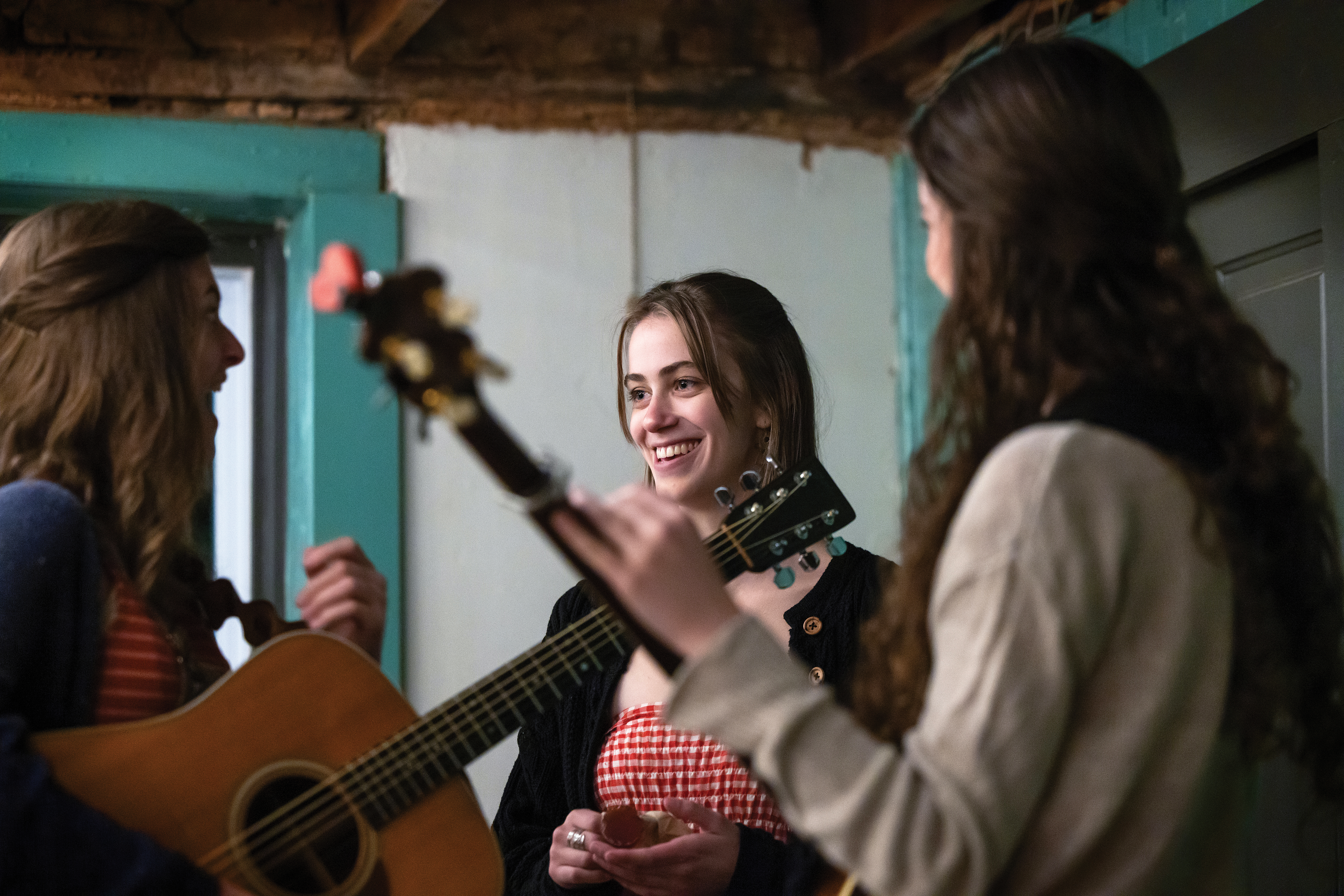 Madeline Dierauf ‘25, Danielle Yother and Molly Johnson prep for a performance