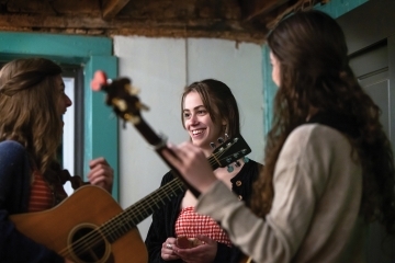 Madeline Dierauf ‘25, Danielle Yother and Molly Johnson prep for a performance