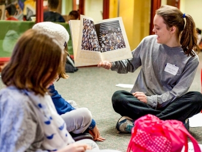 Bonner Scholar reads book to elementary children