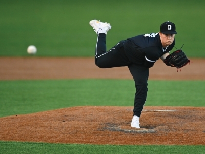 Nolan DeVos ’23 pitching in baseball game
