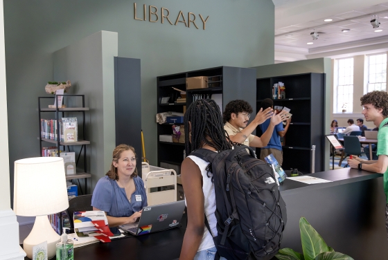 Students use the Interim Library Circulation Desk on the first day of class 2025