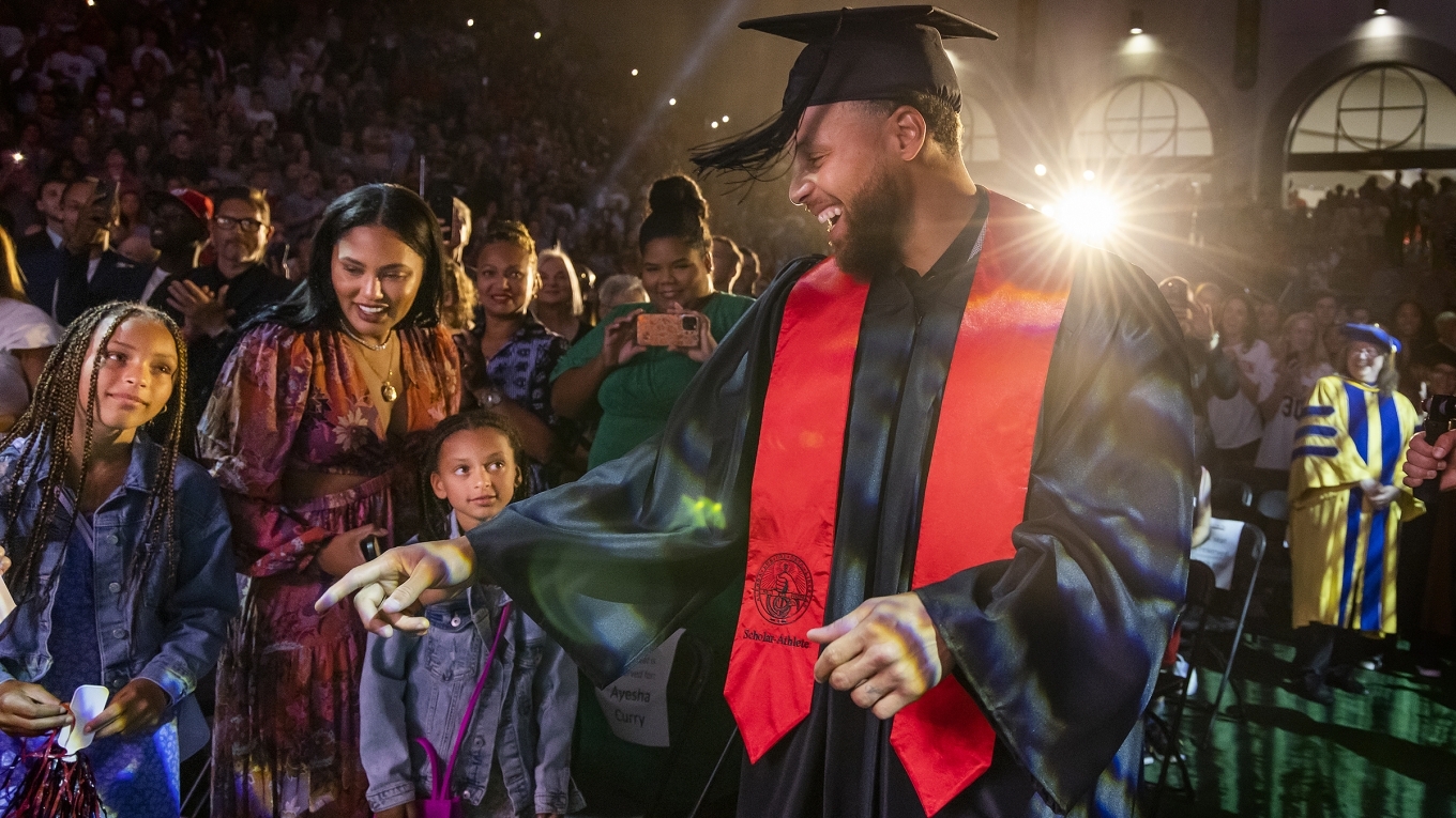 Stephen Curry Graduates From Davidson College In 1-Man Ceremony As