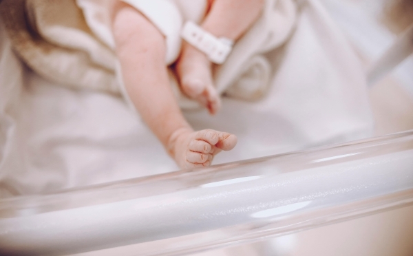 baby's feet in a hospital bed