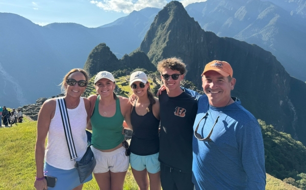 Keith Kleeman ’97 Davidson Alumni Innovator-in-Residence and family at the top of a mountain