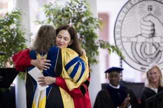 President Quillen hugs student at Commencement 2022