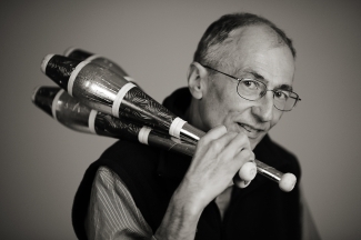 Bill Giduz w juggling clubs