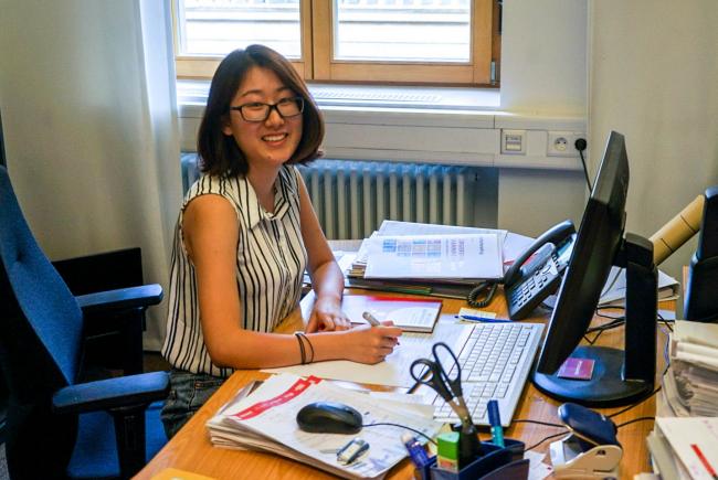 Linda Wu ’20 at her desk at internship