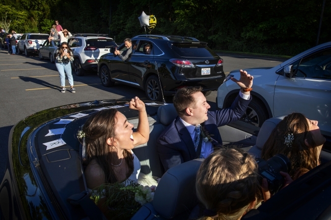 Caroline Bell '17 and Tyler Peterson waving from car 