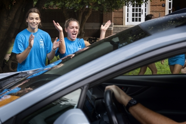 Move In Day 2022 Students Clapping