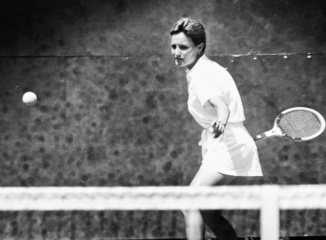 Emmy Knobloch playing tennis