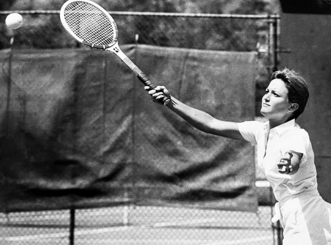 Emmy Knobloch playing tennis