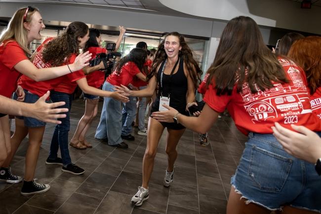 Students walk through welcome tunnel at Orientation 2023