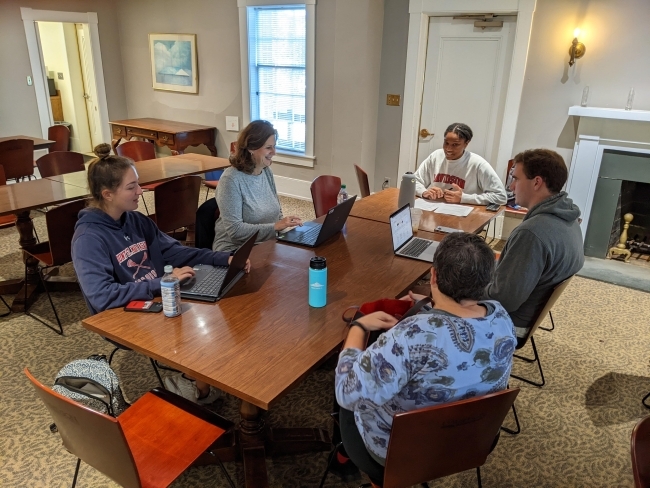 Peyton Carter ’23 leads a D Team meeting in the Carolina Inn