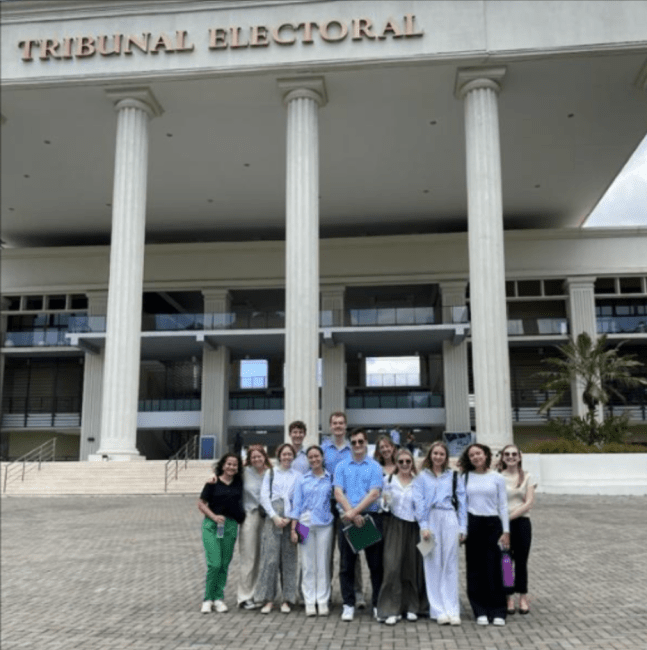 a group of students stand in front of the Tribunal Electoral in Panama