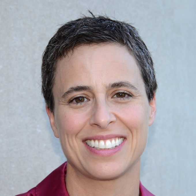 Amanda Ewington Headshot