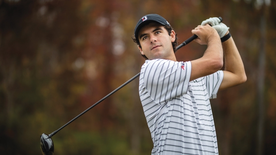 Student Alex Ross '21 golfing