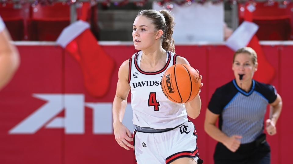Issy Morgan ’25 playing basketball