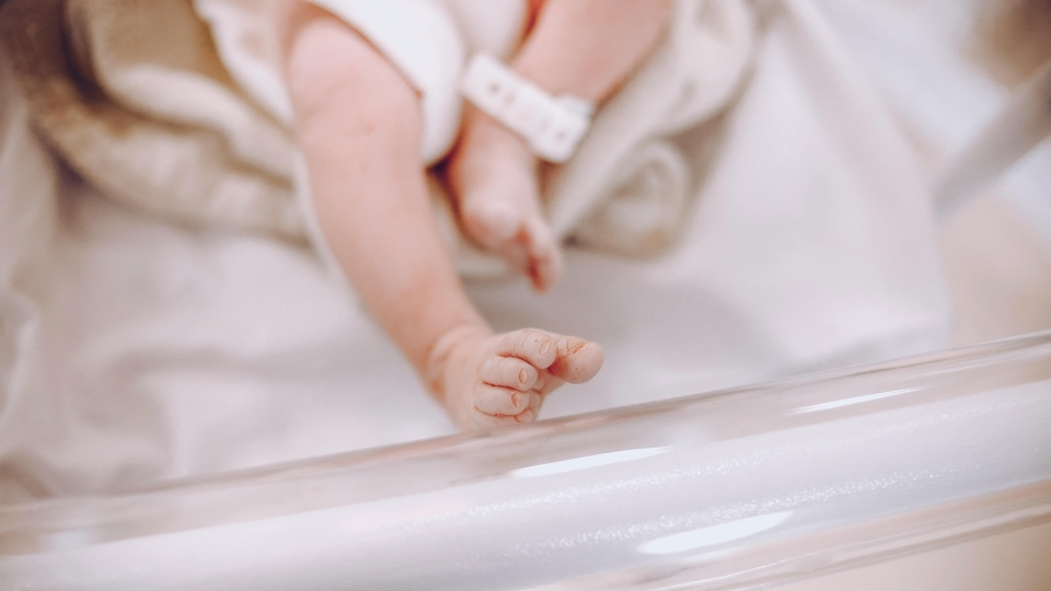 baby's feet in a hospital bed