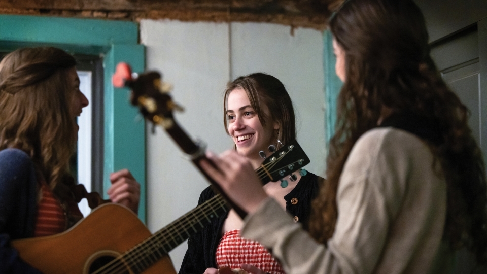 Madeline Dierauf ‘25, Danielle Yother and Molly Johnson prep for a performance