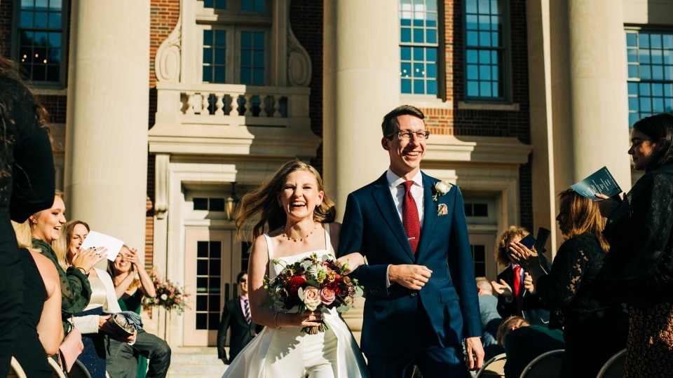 Haeger marries Lincoln Davidson ’15 on the steps of the Chambers building