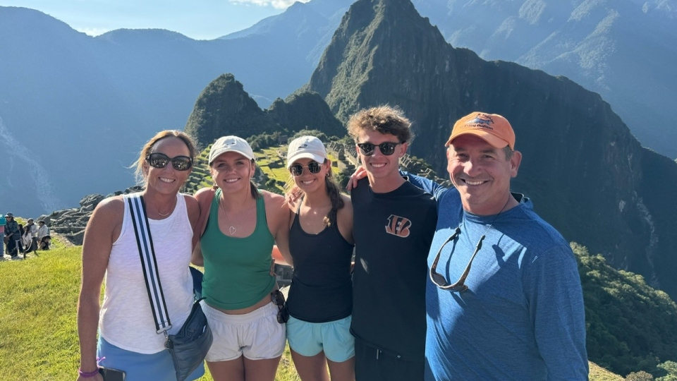 Keith Kleeman ’97 Davidson Alumni Innovator-in-Residence and family at the top of a mountain