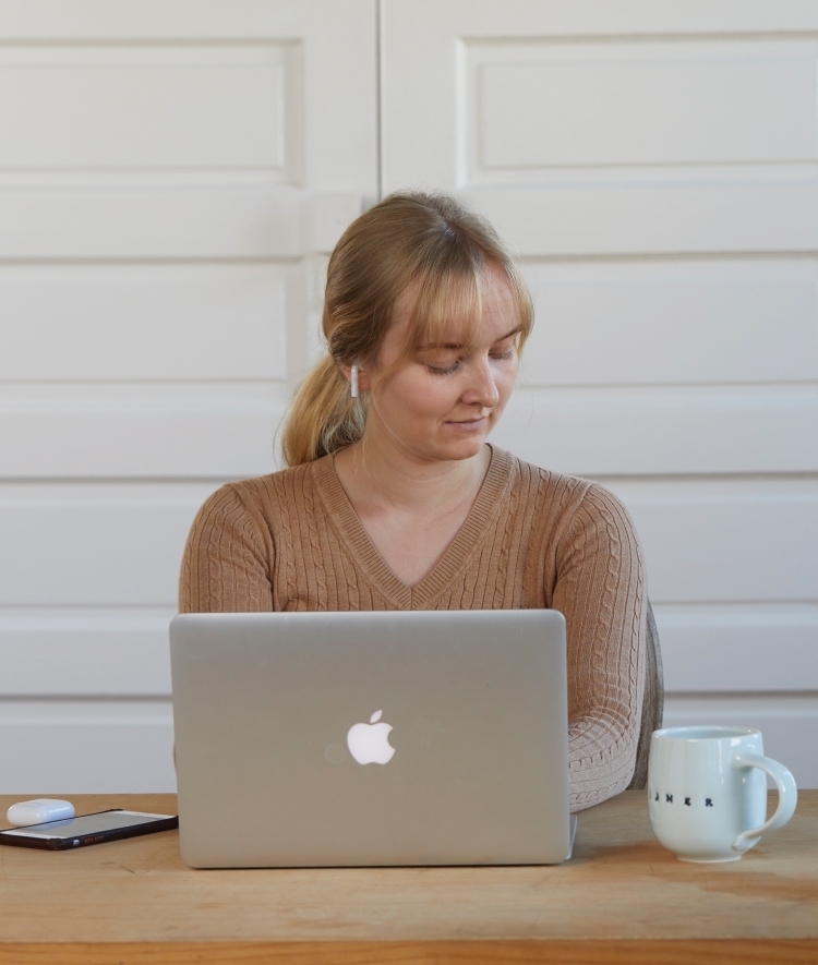 Cora Martin '21 on Laptop