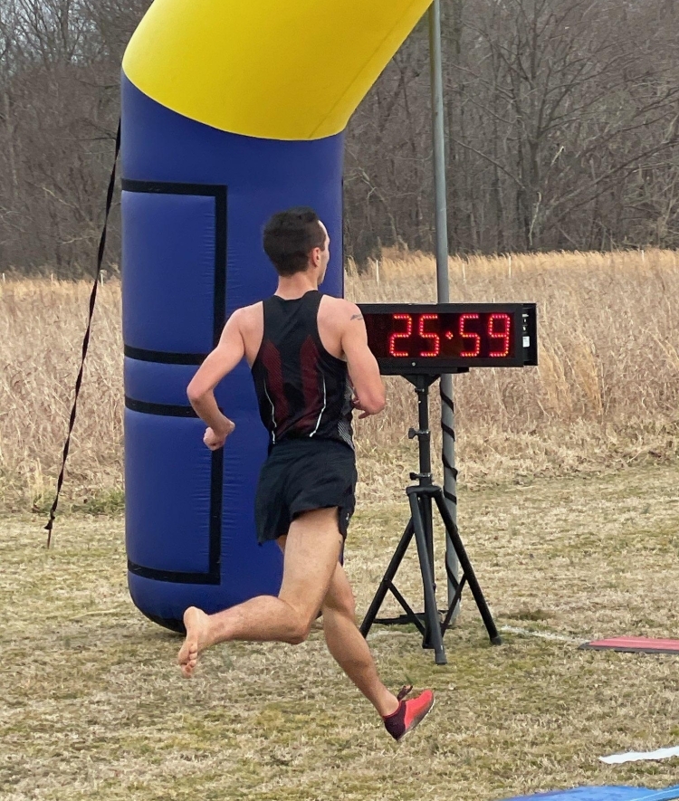 Joe dosReis lost shoe during track competition