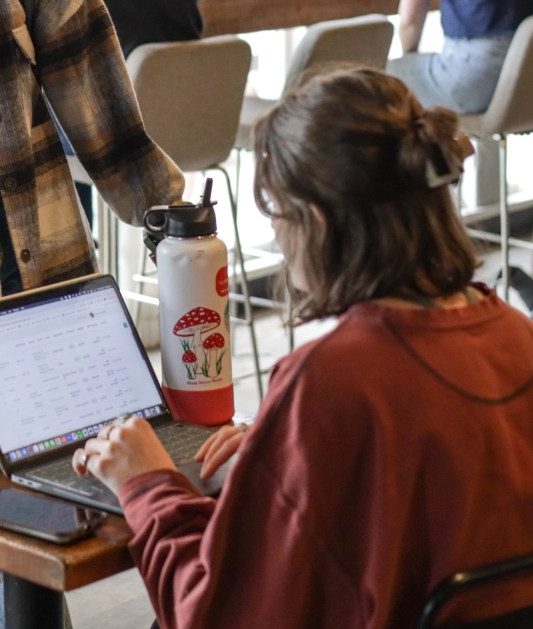 Student on laptop in Nummit