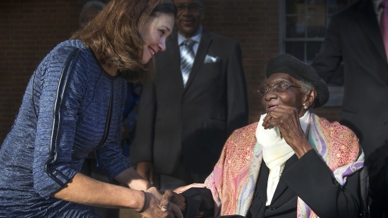 Carol Quillen shakes hands with Lula Bell Houston