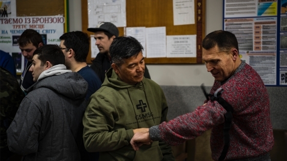 Robert Lim ‘91 Attending to Ukrainian Patient