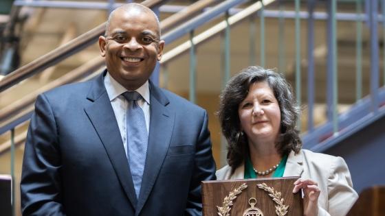 Anthony Foxx ’93 receiving the national Omicron Delta Kappa (ODK) Society’s Laurel Crowned Circle Award