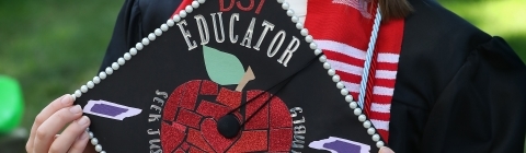 Commencement graduation cap with an picture of an apple on it