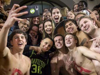 Steph Curry Poses with Students at a Game