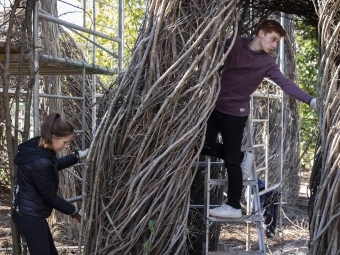 Patrick Dougherty Sculpture Volunteers Working