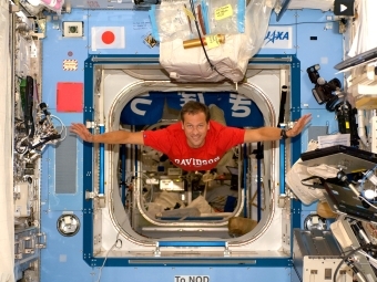 Tom Marshburn in spaceship with Davidson t-shirt on