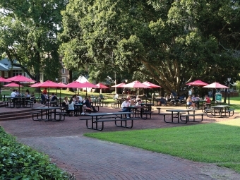 Outdoor Dining Tables with Umbrellas