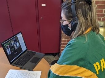 Cadie McNaboe ’22 leading a deliberation with online participants in the DCI’s fall 2021 deliberation facilitator’s training workshop.