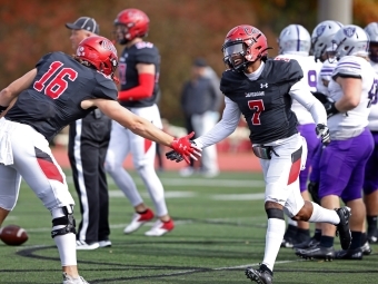 Davidson Players Give One Another A Low-Five