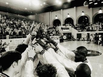 1994-95 Davidson men's basketball team group huddle on court 