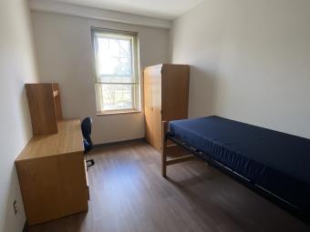 Tomlinson quad single dorm room