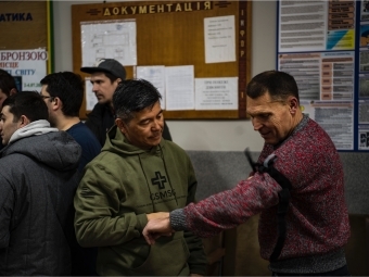 Robert Lim ‘91 Attending to Ukranian Patient