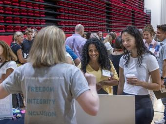Students meet with staff at Orientation Fair 2022