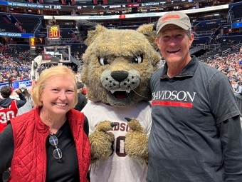 Wayne Jonas '77 and Susan Cunningham Jonas '77 with Davidson mascot