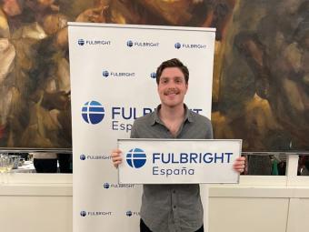 Alex Loeb ’22 holding Fulbright sign