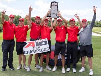 Photo of golf team and A10 championship trophy