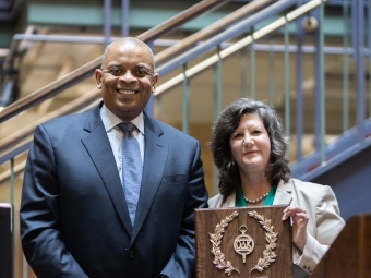 Anthony Foxx ’93 receiving the national Omicron Delta Kappa (ODK) Society’s Laurel Crowned Circle Award