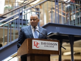 Anthony Foxx ’93 accepting the national Omicron Delta Kappa (ODK) Society’s Laurel Crowned Circle Award