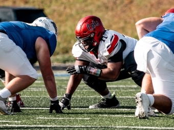 Football in action with Malik McDaniel with Davidson teammates 