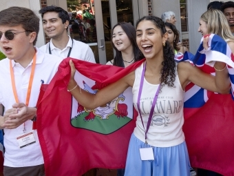 Current students greeting new students at move-in